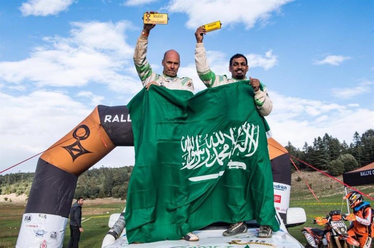 سعودي يفوز بلقب بطولة العالم للراليات الصحراوية (صور)