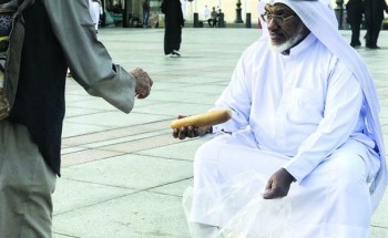 قصة ضابط متقاعد يوفر وجبات الإفطار مجاناً لزوار المسجد النبوي منذ 3 سنوات
