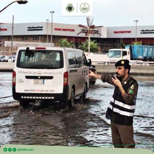 صورٌ لرجال المرور وسط الأمطار أثناء تنظيمهم حركة السير في الشرقية