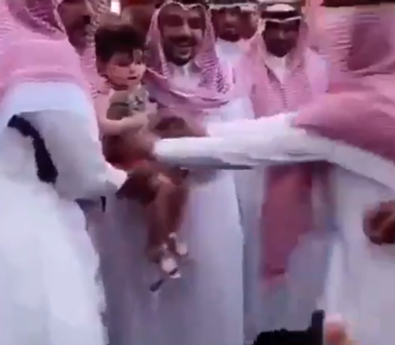 أمير القصيم يستجيب لمواطنة طلبت التقاط صورة لطفلتها معه (فيديو)