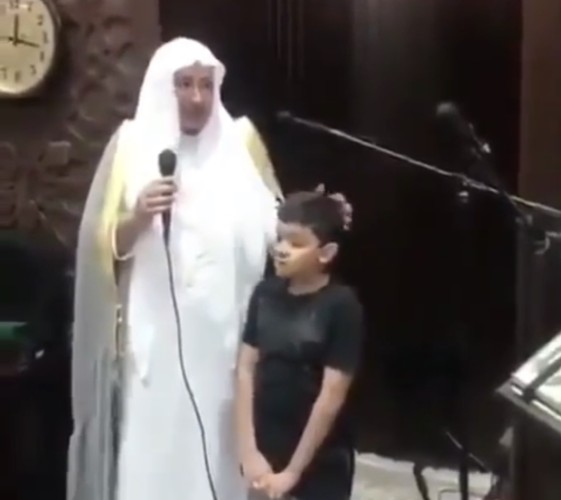 بالفيديو.. تصرف طفل مع والده داخل المسجد يثير انتباه الإمام.. وهكذا جاءت ردة فعل الأخير!