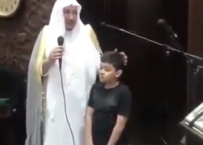 بالفيديو.. تصرف طفل مع والده داخل المسجد يثير انتباه الإمام.. وهكذا جاءت ردة فعل الأخير!