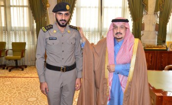 أمير الرياض يقلد الثبيتي رتبته الجديدة