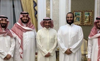 صورة عفوية لولي العهد مع رئيس مجلس الأمة الكويتي ووزيري الداخلية والحرس الوطني