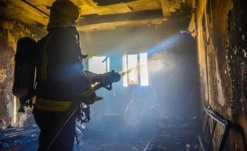 مدني تبوك ينجح بإخلاء عائلة عربية من حريق منزل