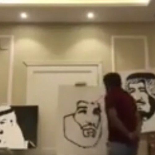 شاهد.. الرسام محمد الحربي يصمم لوحة خاصة لولي العهد بفمه