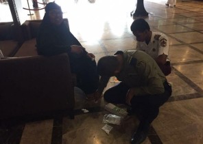 حارسا أمن ينظفان قدم حاجة من الجروح داخل أحد فنادق المدينة المنورة (صورة)