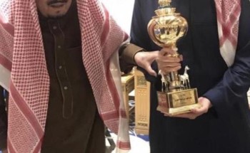 صورة للملك سلمان مع ابنه سعود بعد فوز فرسه بكأس الملك فهد لسباقات الخيل