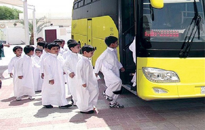وزير التعليم يعزي أسرة الطالب المتوفى اختناقاً بعد نسيانه داخل حافلة مدرسية