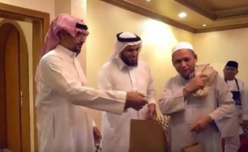 مواطن برفقة أبنائه الصغار يفتح منزله في مكة لاستضافة الحجاج