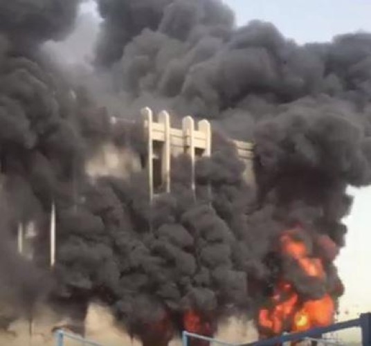 بالفيديو.. حريق ضخم يلتهم مبنى في جامعة الإمام عبدالرحمن بن فيصل