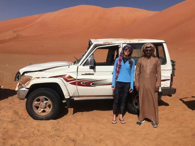 مواطن ينقذ فتاة أمريكية انقلبت سيارتها في صحراء الربع الخالي