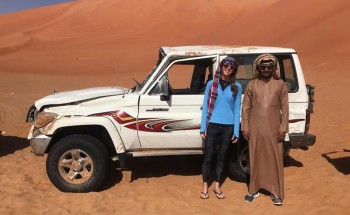 مواطن ينقذ فتاة أمريكية انقلبت سيارتها في صحراء الربع الخالي