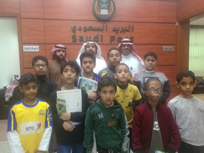 طلاب معهد الأمل الابتدائي للصم بالاحساء يزورون البريد السعودي