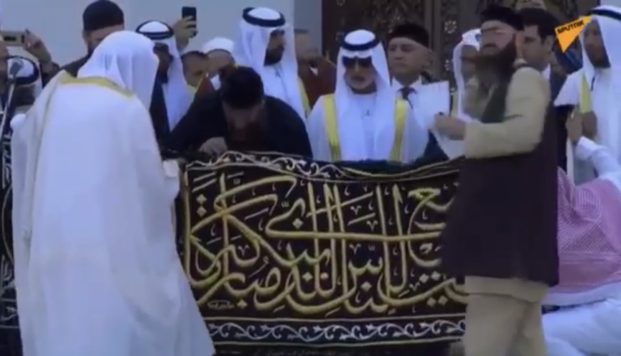 بالفيديو .. كيف استقبل رئيس الشيشان هدية الملك وولي العهد التي سلمها آل الشيخ