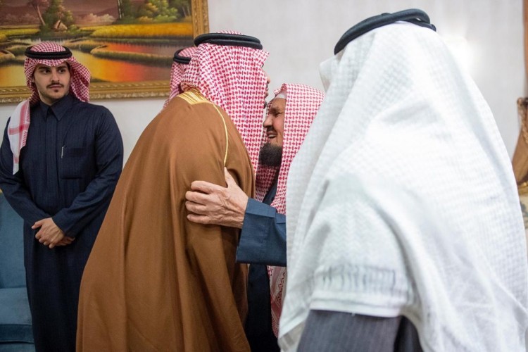 سمو نائب أمير الرياض يقدم العزاء للشيخ المنيع