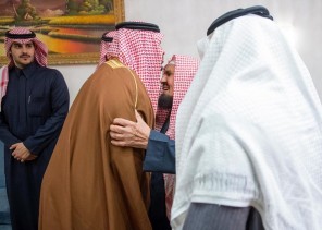 سمو نائب أمير الرياض يقدم العزاء للشيخ المنيع