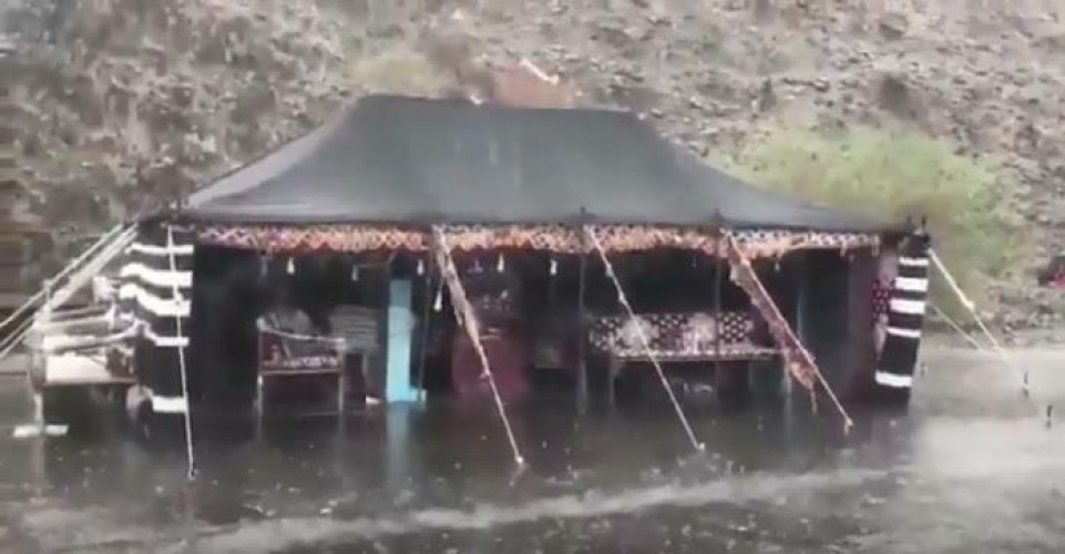فيديو.. أمطار غزيرة وصواعق رعدية على عدد من مواقع منطقة مكة المكرمة