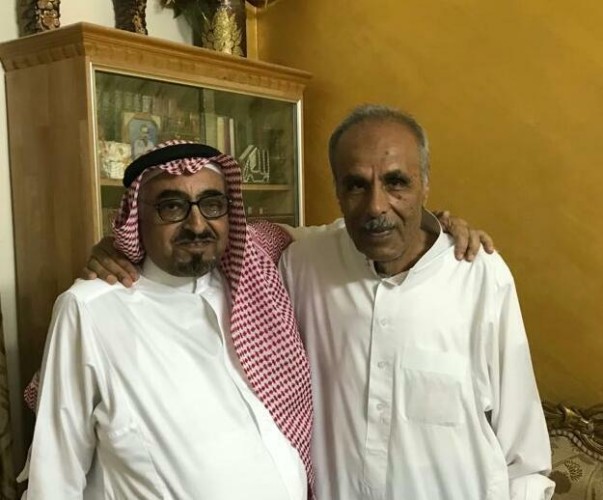 بعد رحلة بحث.. مواطن يعثر على معلمه الأردني الذي درّس له منذ 60 عاماً ويزوره في بلده