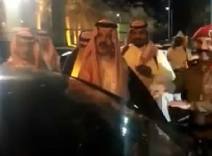 شاهد.. ماذا قال أمير حائل لصحفي كان يصوره أثناء ركوبه لسيارته
