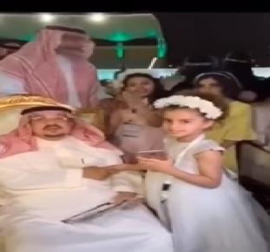 أمير الرياض يحقق حلم طفلة ويهديها “آيفون” (فيديو)