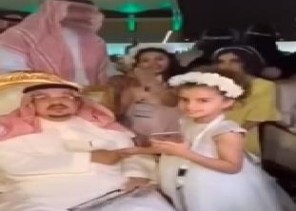 أمير الرياض يحقق حلم طفلة ويهديها “آيفون” (فيديو)