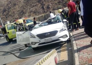 نجاة امرأة تقود سيارتها بعد تعرضها لحـادث مـروّع على طريق الشرائع بمكة المكرمة