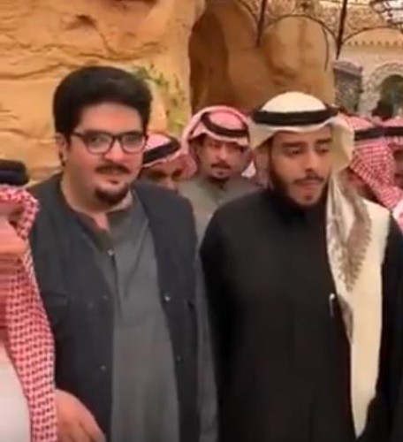 بالفيديو.. الأمير عبدالعزيز بن فهد يستقبل جمعاً من الأصدقاء بقصره في الرياض