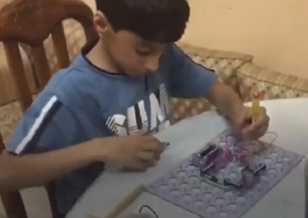 شاهد.. طفل سعودي مصاب بالتوحّد يتفوّق في تصنيع الروبوتات