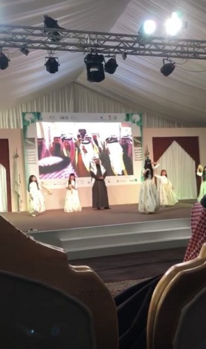 مقطع رقص فتيات في أفتتاح مهرجان تمور الأحساء يثير مواقع التواصل ومسؤل :إنهن فتيات لا يتجاوزن العاشرة وشر البلية ما يضحك