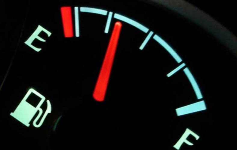 “المرور” يوضح حقيقة احتساب مخالفة في حال نقص البنزين في خزان المركبة عن الربع