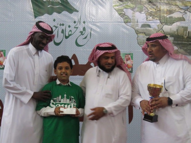 مدير الاشراف التربوي بتعليم صبيا يشارك طفل رسمة للعلم السعودي ويقدم له جائزة