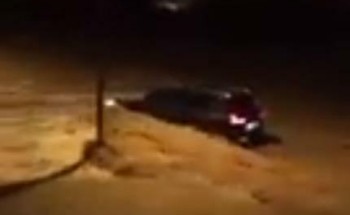 فيديو.. متهور يفشل في عبور سيل بـ”لكزس”.. والمصور: “يدورها!”