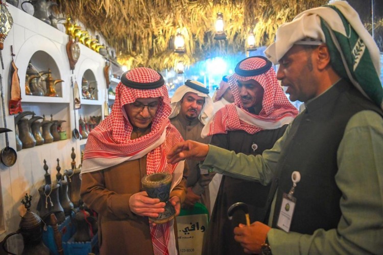 معالي المستشار الخاص المشرف العام على مكتب سمو أمير منطقة الرياض يزور الجنادرية