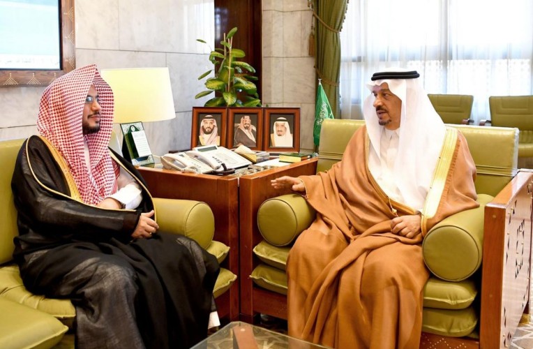 سمو الأمير فيصل بن بندر يستقبل أمين هيئة كبار العلماء وعضو المجلس الأعلى للقضاء
