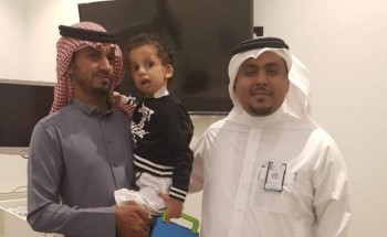 بالصور.. أمير عسير يكرم فريقا طبيا أجرى عملية نوعية بمستشفى أبها للولادة والأطفال