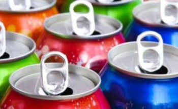 “الصحة” تحذّر من تناول المشروبات الغازية أثناء الطعام لهذا السبب