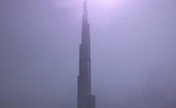 فيديو مبهر يظهر لحظة ملامسة البرق لقمة برج خليفة بدبي