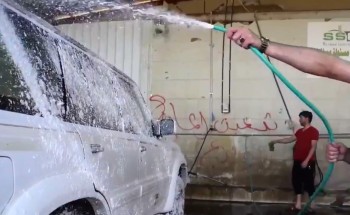 فيديو.. 3 أشقاء سعوديين بطريف يفتتحون مغسلة سيارات ويعملون فيها بأنفسهم