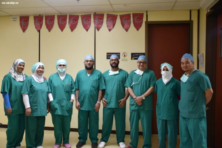 اطباء مستشفى المدينة الوطني يجرون عملية جراحية لتخفيف الضغط على الحبل الشوكي وتثبيت فقرات الظهر لمواطن سعودي اصيب في حادث