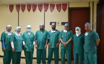 اطباء مستشفى المدينة الوطني يجرون عملية جراحية لتخفيف الضغط على الحبل الشوكي وتثبيت فقرات الظهر لمواطن سعودي اصيب في حادث