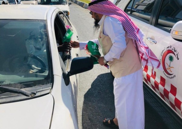 هلال الباحة ‘ يوزع الورود لعابري الطريق