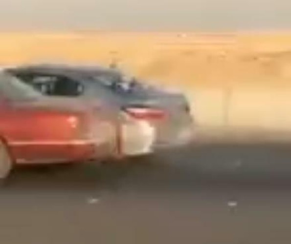 مرور الرياض يطيح بمفحطين ظهر أحدهم في مقطع فيديو يصدم مركبة ويلوذ بالفرار