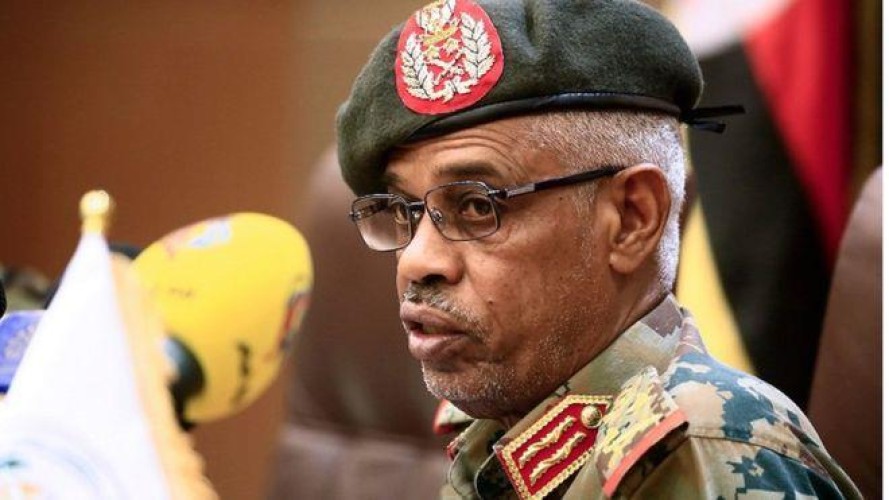 من هو وزير الدفاع السوداني عوض بن عوف الذي أعلن عزل البشير؟