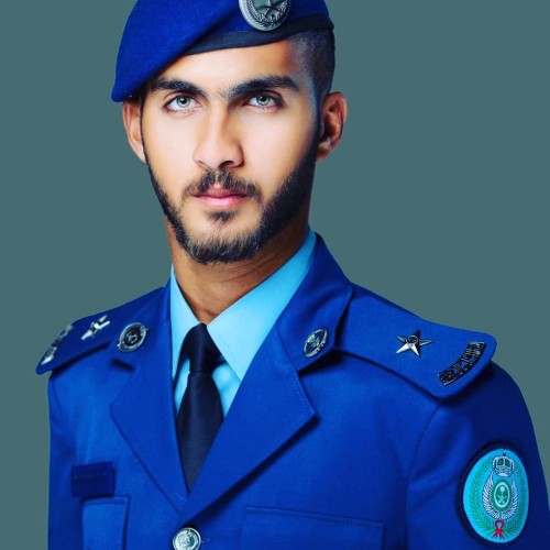 الملازم ” عبدالرحمن الزعاقي ” يتخرج من دورة الضباط الجامعيين بكلية الملك فيصل