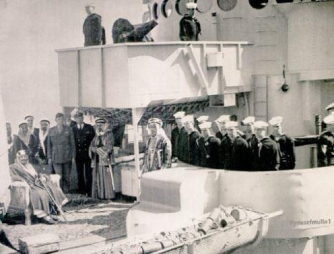 صورة نادرة للملك عبدالعزيز على متن المدمرة التي أقلته للقاء الرئيس الأمريكي “روزفلت”
