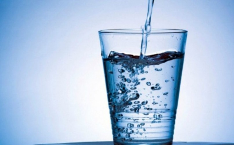 أضرار خطيرة للمبالغة في شرب الماء.. قد تصل للموت