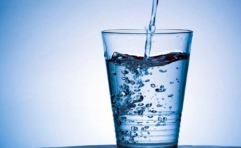 أضرار خطيرة للمبالغة في شرب الماء.. قد تصل للموت
