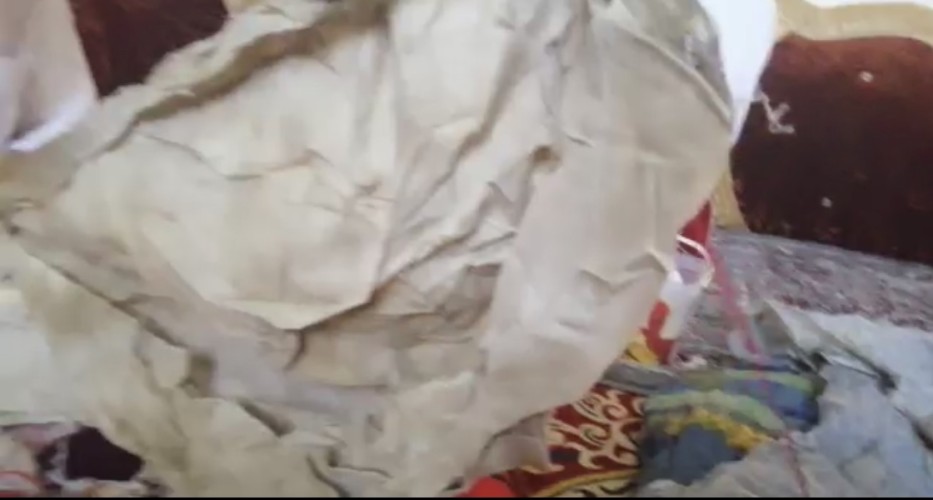 بالفيديو..مواطن يعثر على مفاجأة صادمة داخل وسادة نوم