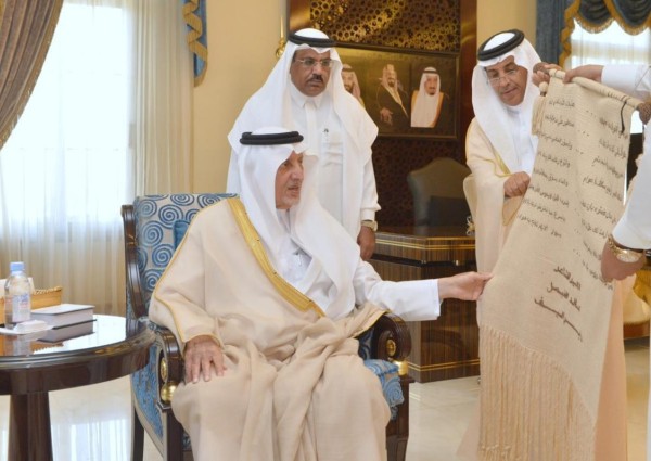 مواطنة تهدي الأمير خالد الفيصل قطعة قماش غالية.. وهكذا جاء رده